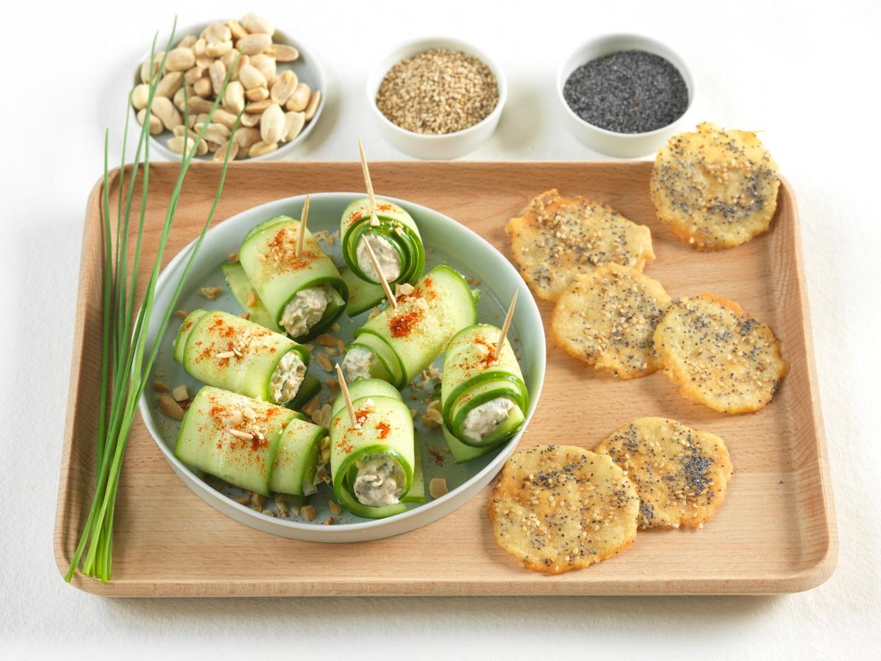 Roulés de concombre aux rillettes de thon et tuiles de parmesan 