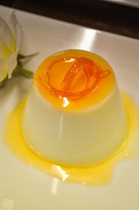 Panna cotta au lait de coco et coulis de mangue