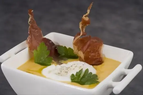 Crème de potiron, oeuf poché, châtaignes et chips de jambon