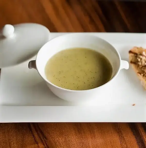 Velouté de céleri- rave aux pommes et aux noix